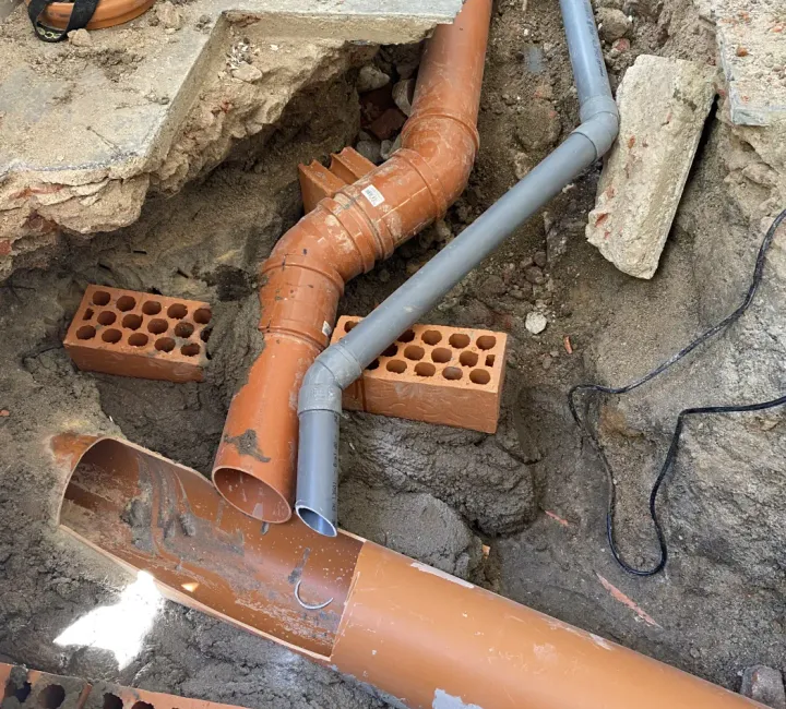 Tuberías durante una renovación de saneamiento